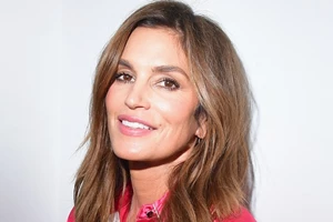 Helena Christensen | Ο αλάνθαστος τρόπος που έβαλε χρώμα στο μακιγιάζ της μετά τα 50