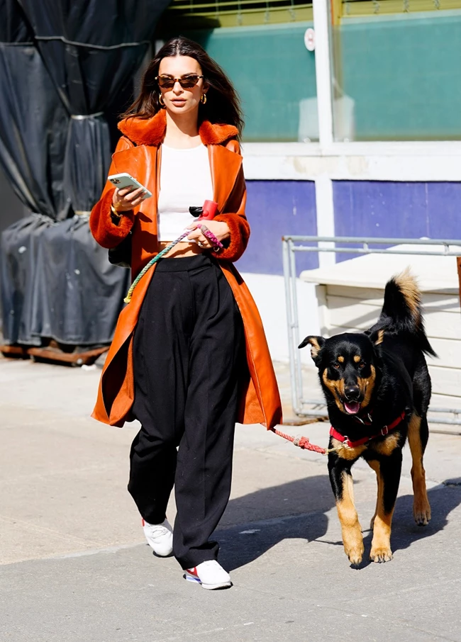 Η Emily Ratajkowski φόρεσε το απόλυτο πανωφόρι της άνοιξης