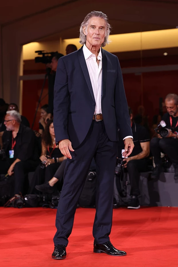 Ronn Moss | O 73χρονος Ριτζ Φόρεστερ από την "Τόλμη και γοητεία" στο κόκκιονο χαλί της Μόστρα