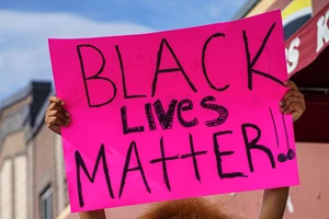 Ο David Lynch υποστηρίζει το Black Lives Matter στο καθιερωμένο δελτίο καιρού