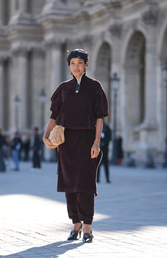 Μονόχρωμο σύνολο με πουλόβερ με φερμουάρ