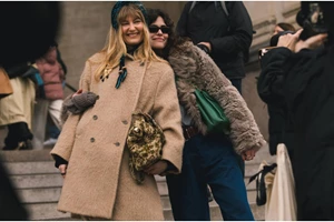 Τα faux fur παλτό είναι μονόδρομος αν θέλετε να είστε κομψές στο πολύ κρύο