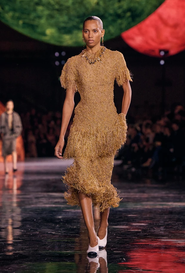 Μοντέλο περπατά στην πασαρέλα της Chanel Άνοιξη Καλοκαίρι 2026, στην πρώτη συλλογή του Matthieu Blazy στο Paris Fashion Week.