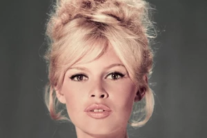 Alain Delon | Το συγκινητικό "αντίο" της Brigitte Bardot και της Carla Bruni