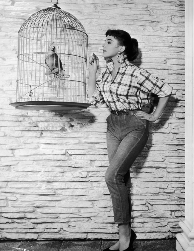 H Joan Collins αποκαλύπτεται | Ο βασικός κανόνας της ζωής της και το (απρόσμενο) αγαπημένο της fashion brand