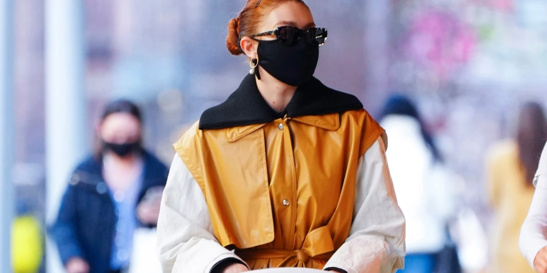 Halle Berry | Η glam εμφάνιση με χρυσή καμπαρντίνα