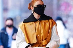 Halle Berry | Η glam εμφάνιση με χρυσή καμπαρντίνα