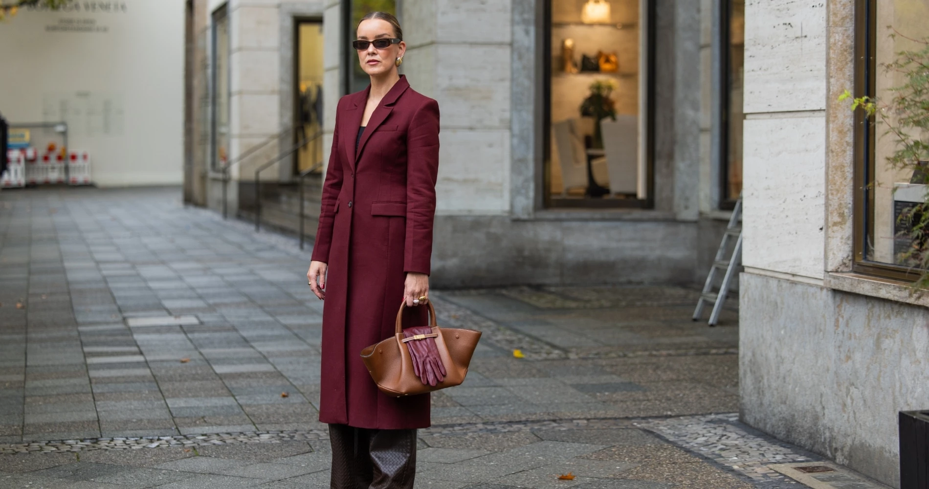 Το καφέ πουπουλένιο μπουφάν που θα φορέσετε και στο γραφείο αυτόν το χειμώνα