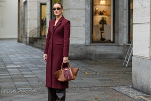 Το καφέ πουπουλένιο μπουφάν που θα φορέσετε και στο γραφείο αυτόν το χειμώνα