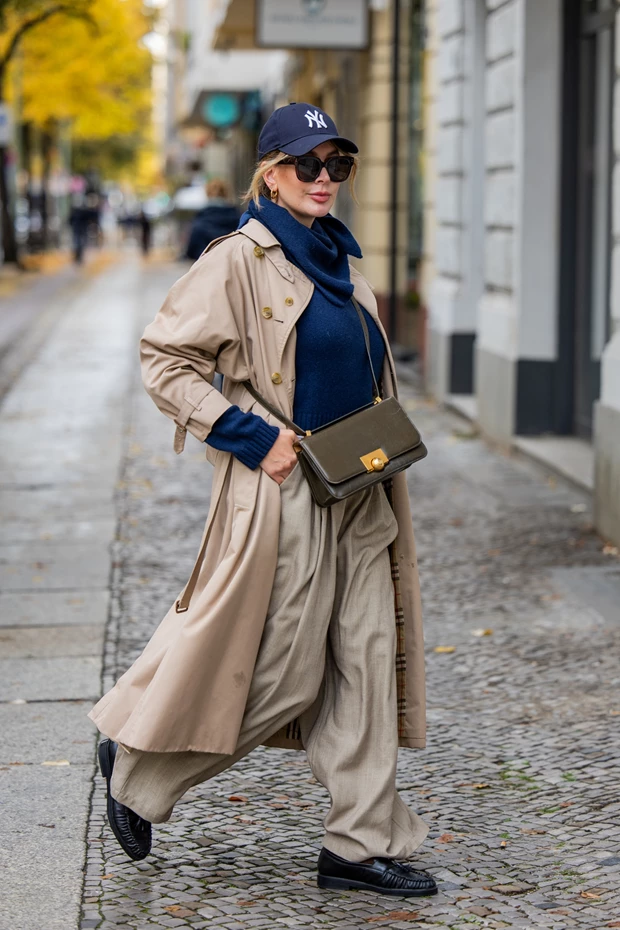 Χακί παντελόνι με καμπαρντίνα, χειμερινό street style ντύσιμο.