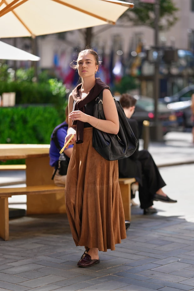 black-shoulder-bag-street-style-kalokairi-2026.jpg