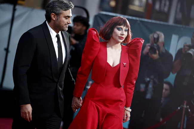 Lady Gaga | Τα τρυφερά στιγμιότυπα με τον αρραβωνιαστικό της στην πρεμιέρα του Joker 2