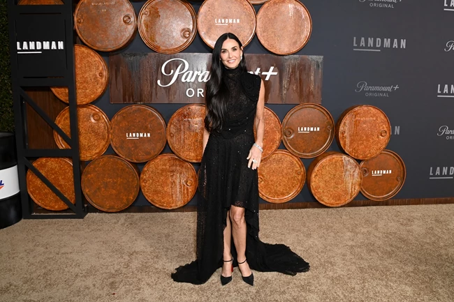 Landman | Το Harper's Bazaar στην πρεμιέρα της σειράς με την ανεπιτήδευτα εκθαμβωτική Demi Moore