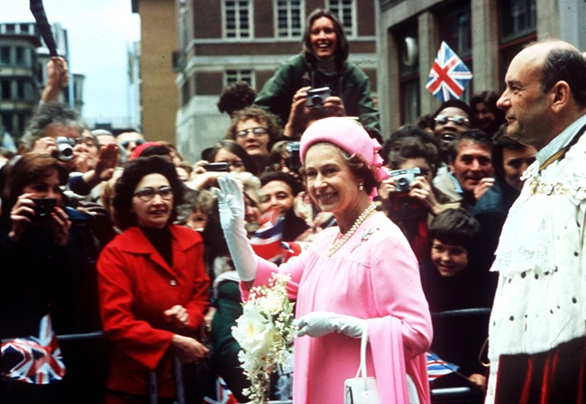 H Kate Middleton δανείστηκε τα σκουλαρίκια της βασίλισσας για τη Remembrance Day