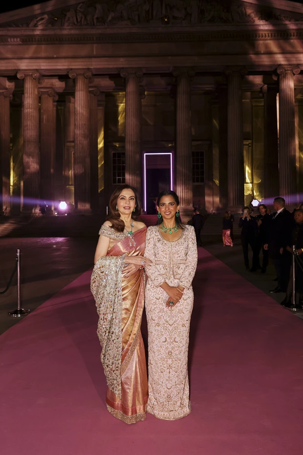 Nita Ambani, Isha Ambani