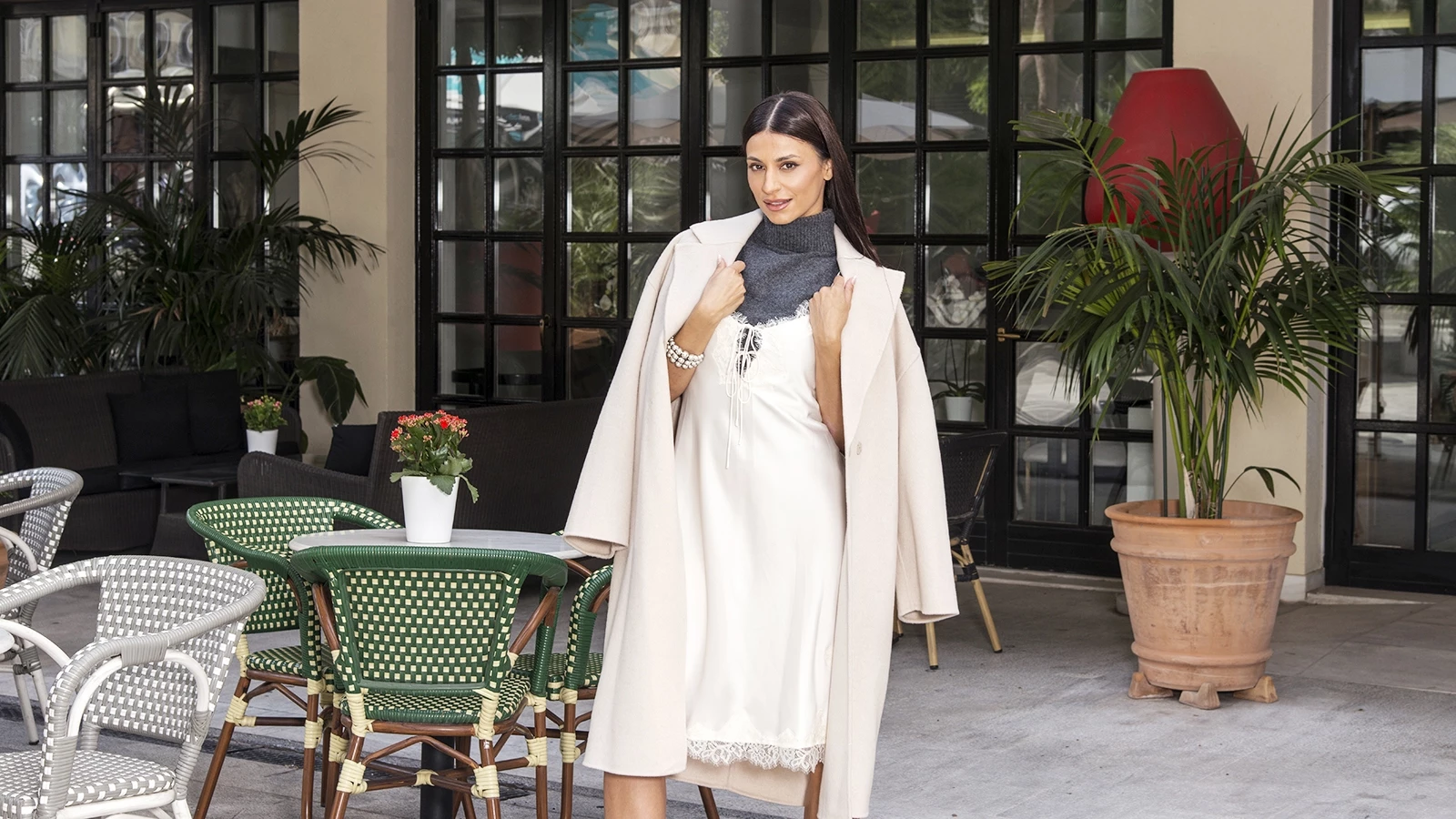 Το καφέ σακάκι που θα φοράτε από το πρωί ως το βράδυ τον χειμώνα του 2025