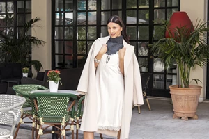 Το καφέ σακάκι που θα φοράτε από το πρωί ως το βράδυ τον χειμώνα του 2025