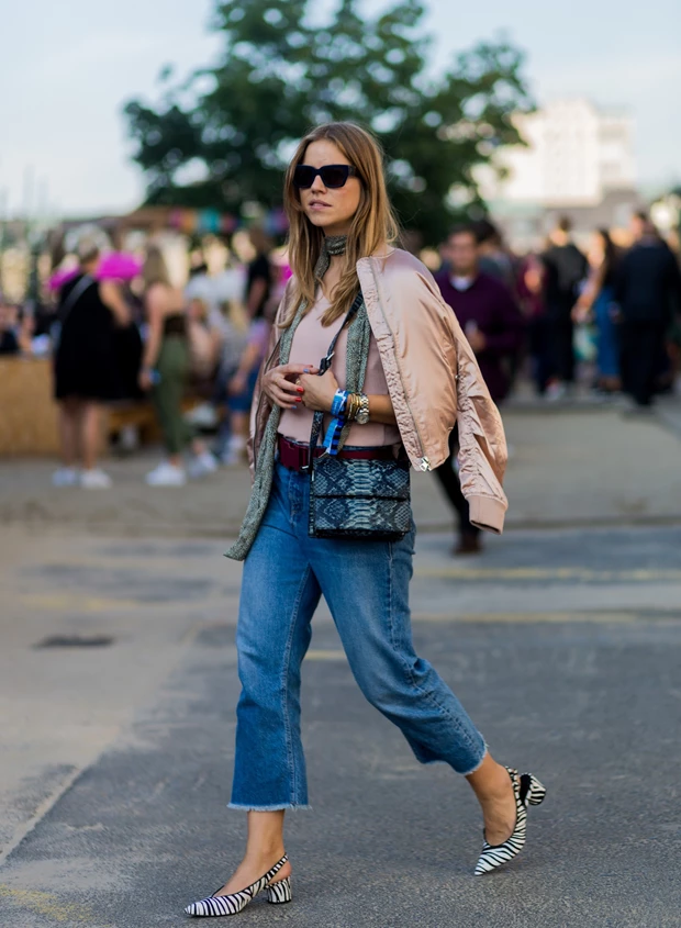 2016 Τάσεις μόδας: Η Trine Kjaer με ροζ bomber τζάκετ, denim jeans και λεπτό κασκόλ