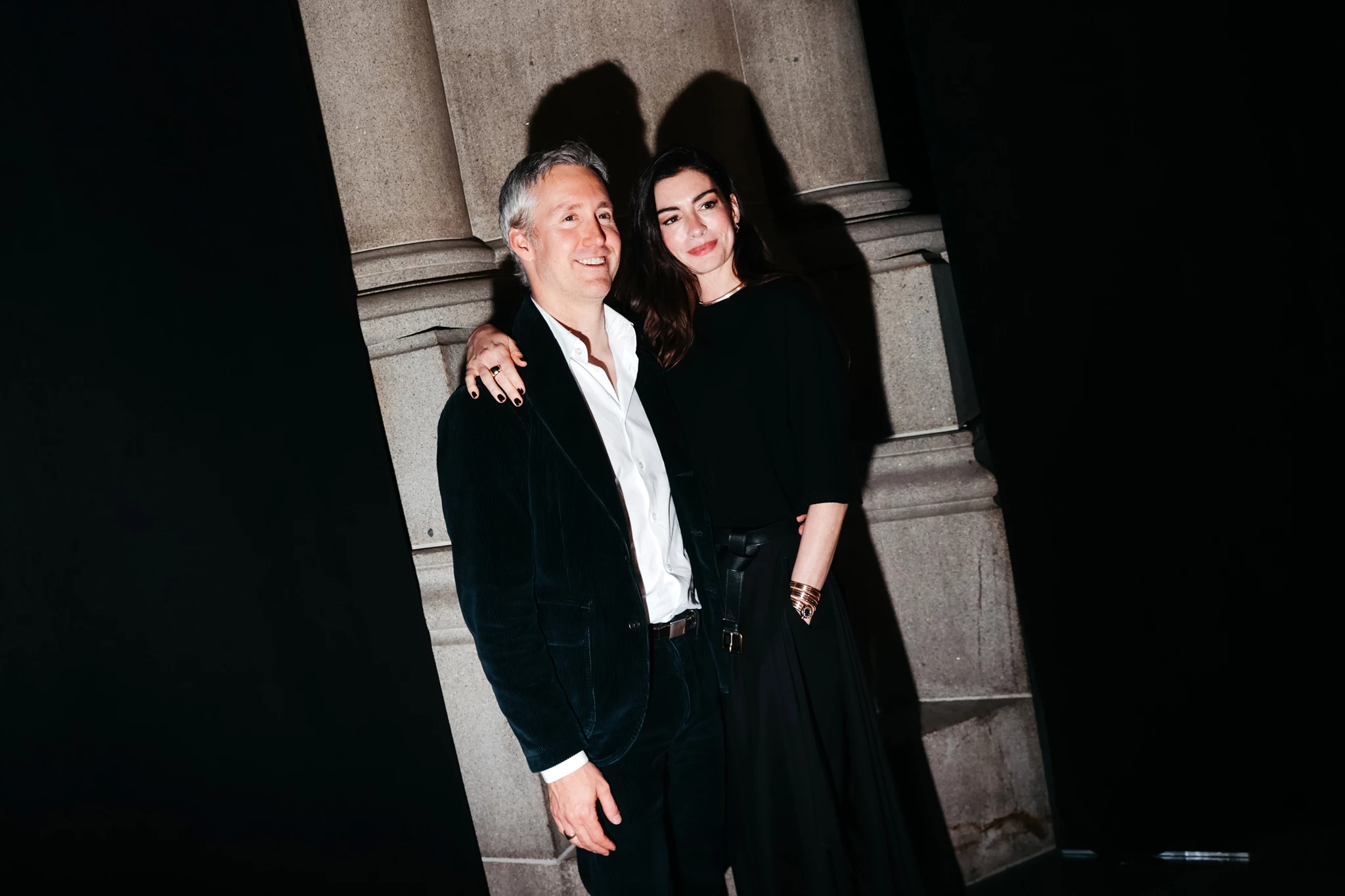 Anne Hathaway | Η σπάνια βραδινή εμφάνιση με τον σύζυγό της και τα πολυτελή κοσμήματα που επέλεξε