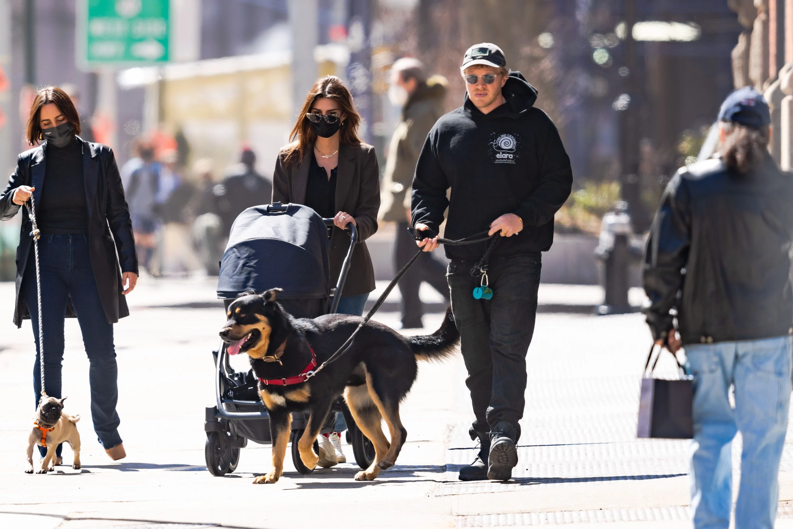 Εmily Ratajkowski | Στην πασαρέλα με μικροσκοπικά εσώρουχα, έξι μήνες μετά τη γέννηση του γιου της