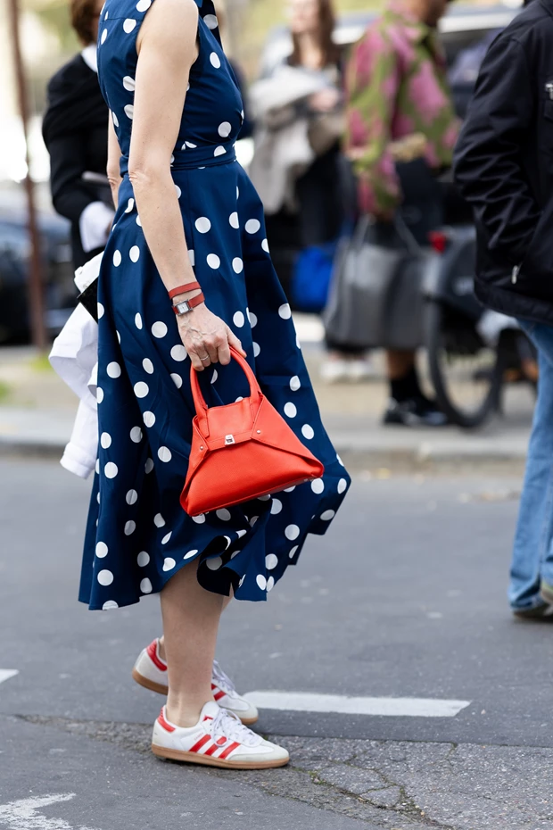 Κόκκινη τσάντα χειρός με πουά φόρεμα, έντονα χρώματα τσάντες ν άνοιξη 2026