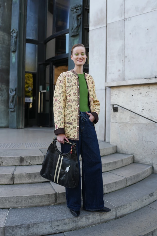 Γυναίκα με τζιν παντελόνι με λάστιχο εμπριμέ σακάκι και πράσινο το σε street style