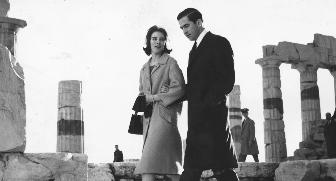 Σπάνιο throwback: Η δεινή ιστιοπλόος Σοφία γιορτάζει το χρυσό Ολυμπιακό μετάλλιο του αδελφού της,τέως βασιλιά Κωνσταντίνου