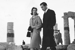 Σπάνιο throwback: Η δεινή ιστιοπλόος Σοφία γιορτάζει το χρυσό Ολυμπιακό μετάλλιο του αδελφού της,τέως βασιλιά Κωνσταντίνου