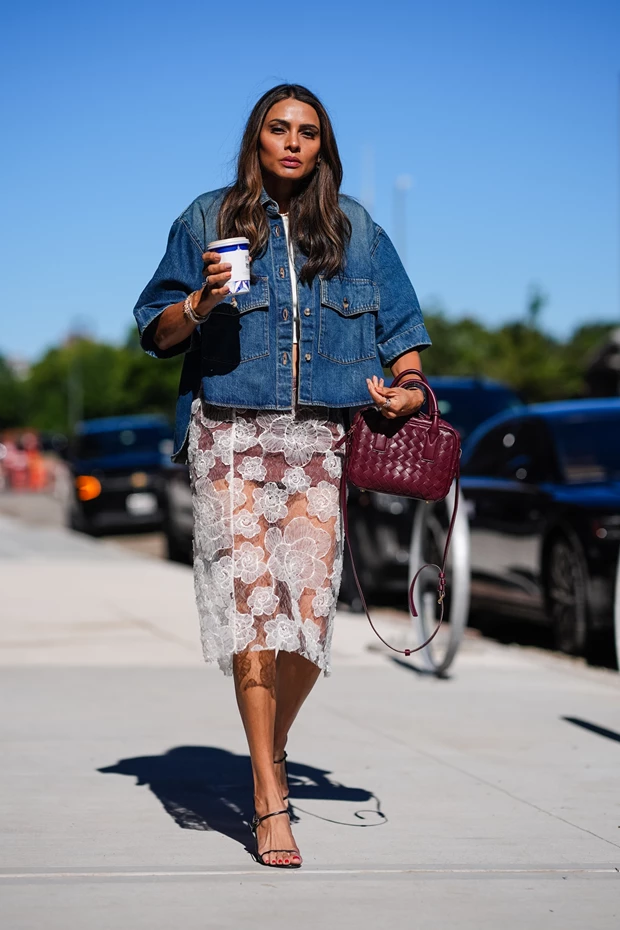 φούστα με δαντέλα