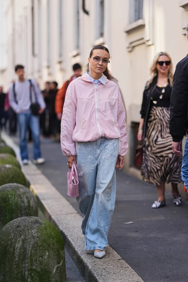 Street style άνοιξη 2026 με ροζ bomber jacket και denim παντελόνι σε casual chic σύνολο