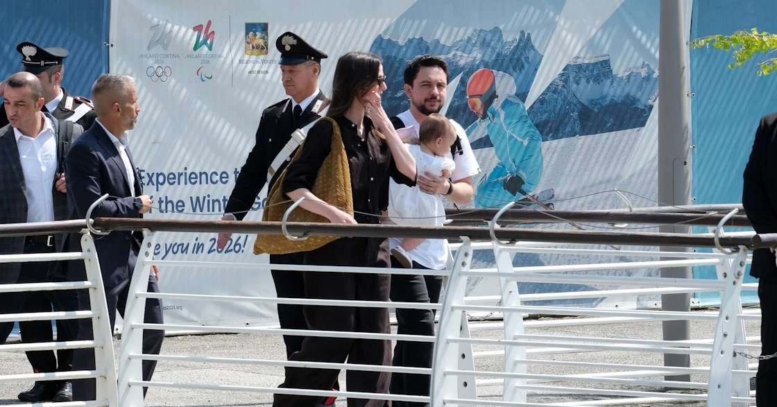 Πριγκίπισσα Iman | Αγκαλιά με τον πατέρα της, πρίγκιπα Hussein σε μία νέα οικογενειακή φωτογραφία