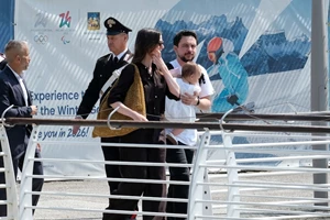 Πένθος για τη Rajwa της Ιορδανίας | Η εμφάνιση με λευκή μαντίλα στο πλευρό του πρίγκιπα Hussein