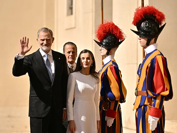 Η Letizia επέστρεψε στο Βατικανό με το "προνόμιο του λευκού" | Η εμφάνιση χωρίς μαντίλα δίπλα στον Πάπα
