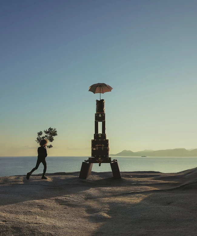 Η Louis Vuitton φωτογραφίζει τη νέα της καμπάνια στη Μήλο