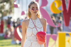 Τα πιο κομψά ολόσωμα μαγιό και μπικίνι που θα αναδείξουν τη μαυρισμένη επιδερμίδα σας