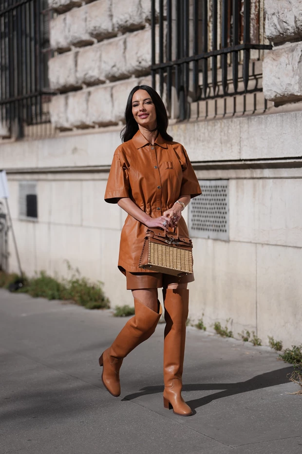 Casual chic συνδυασμός καφέ μπότες και leather τζάκετ