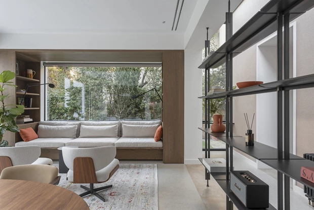 Η ανακαίνιση που μετέτρεψε μια μεσοπολεμική κατοικία στο Παλαιό Ψυχικό σε σύγχρονο καταφύγιο