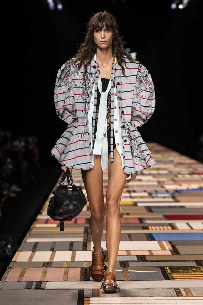 Louis Vuitton | Το εντυπωσιακό catwalk στην Paris Fashion Week φτιαγμένο από 1.000 βαλίτσες και κιβώτια μεταφοράς του οίκου