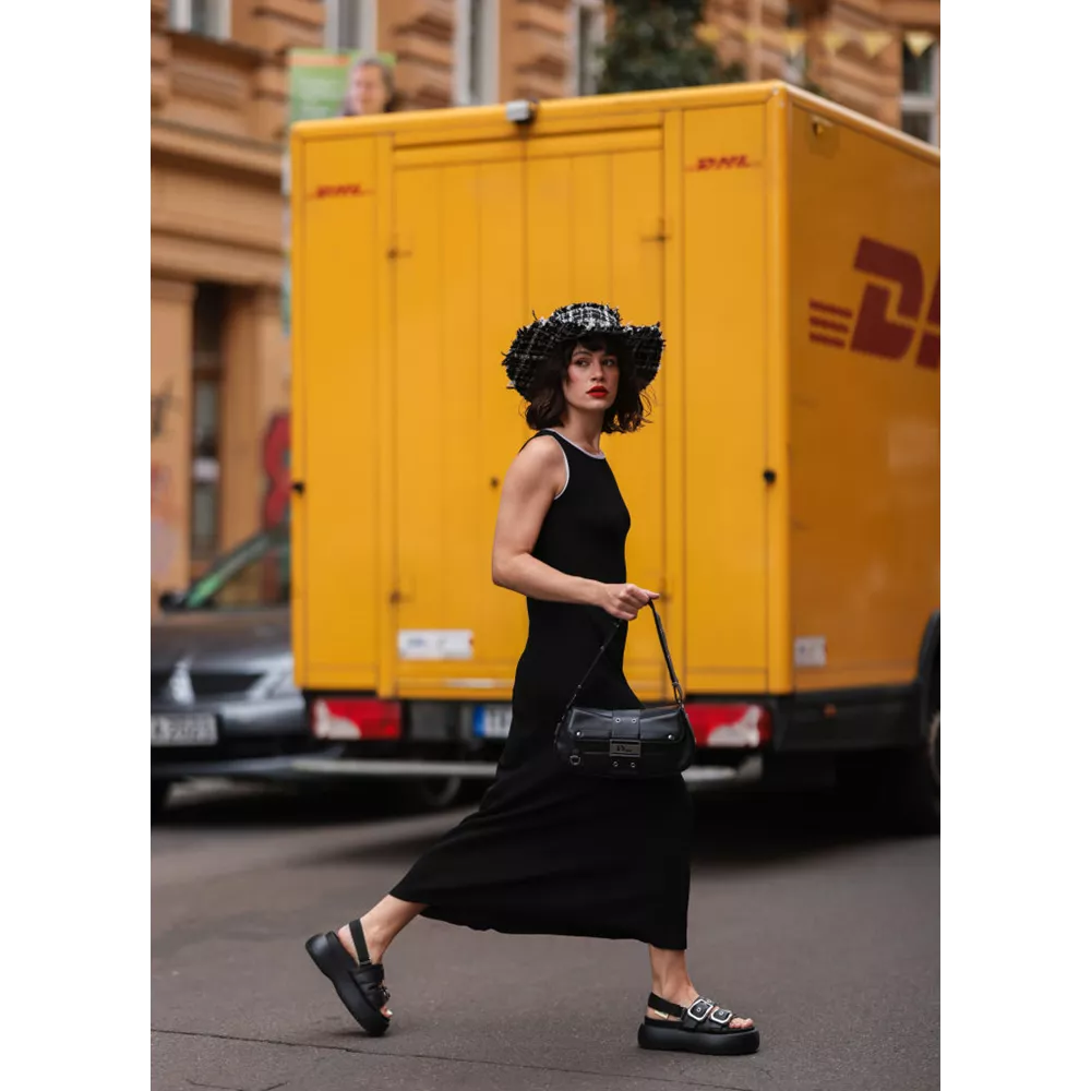 Με chunky sandals (και καπέλο)
