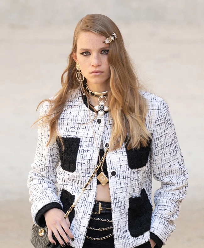 Lip Rings και Choppy Bobs | Το φετινό Chanel Cruise beauty look ήταν πιο punk από ποτέ