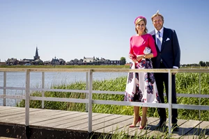 Βασίλισσα Maxima | Η φθινοπωρινή εμφάνιση με τις τρεις κόρες της μετά τις οικογενειακές διακοπές στην Ελλάδα