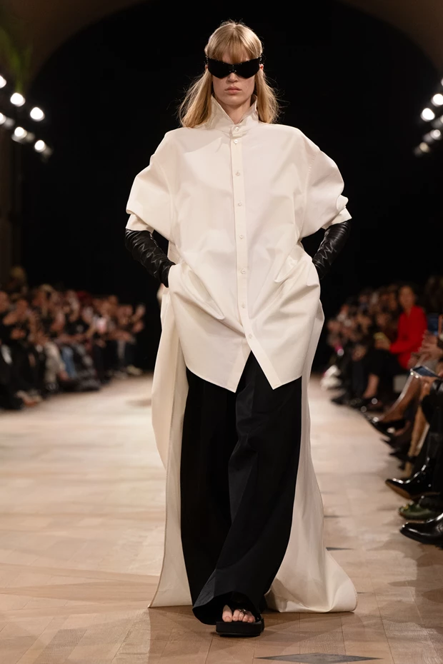 Πουκάμισο και παντελόνι Balenciaga SS26 Pierpaolo Piccioli