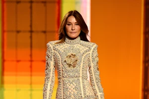 Carla Bruni-Sarkozy | Με διάφανο κόκκινο φόρεμα σε "μυστικό" project του Olivier Rousteing