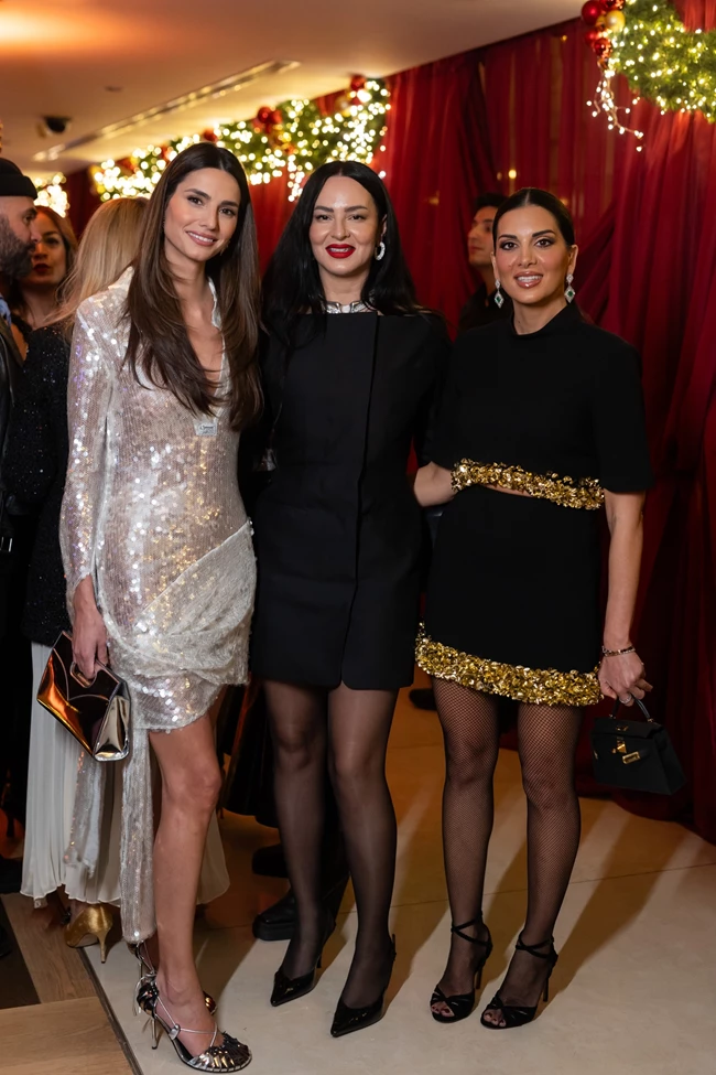 Η Ηλιάνα Παπαγεωργίου με outfit COPERNI και τσάντα MCM, η Ζενεβιέβ Μαζαρί με outfit JACQUEMUS, η Σταματίνα Τσιμτσιλή με outfit SIMKHAI, όλα attica