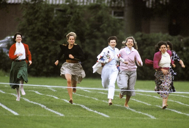 Ένα γλυκό βίντεο δείχνει την πριγκίπισσα Diana να παίρνει μέρος σε έναν σχολικό αγώνα