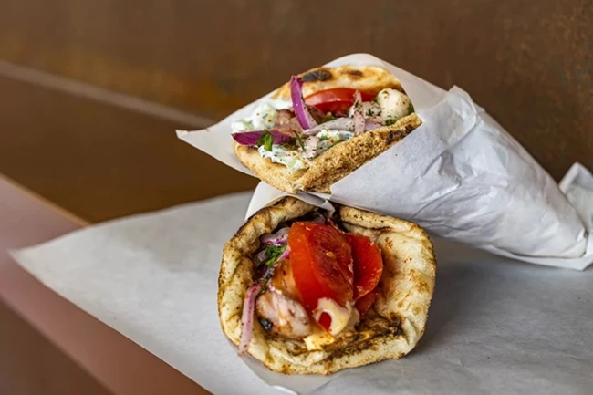 Eat Chic | Στην "Κάψα" για το χειροποίητο σουβλάκι του Χριστόφορου Πέσκια