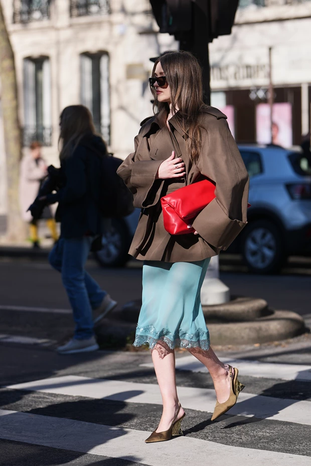 καφέ σακάκι με γαλάζια φούστα και κόκκινη τσάντα color blocking