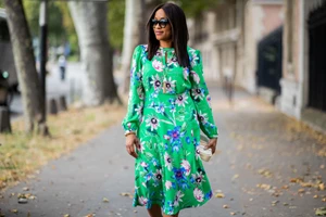 Κομψή μετά τα 50 | 4 καλοκαιρινά looks με έμπνευση από τη Jennifer Lopez