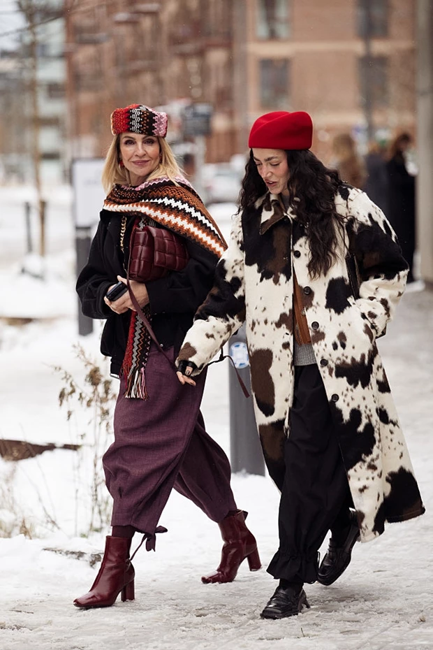 Street style Κοπεγχάγη: cow print παλτό, πλεκτά αξεσουάρ και μπότες σε μπορντό αποχρώσεις