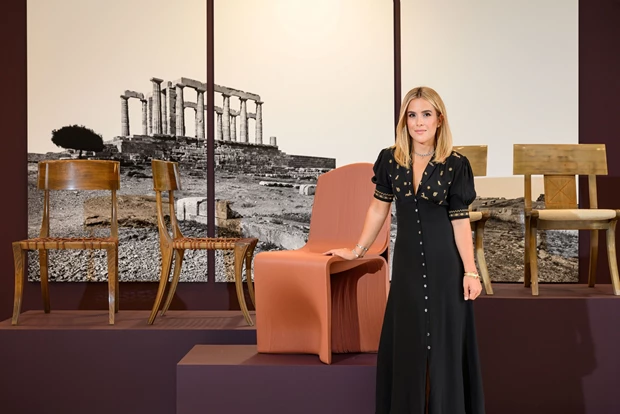 H διευθύντρια της γκαλερί, Λώρα Τσουκαλά